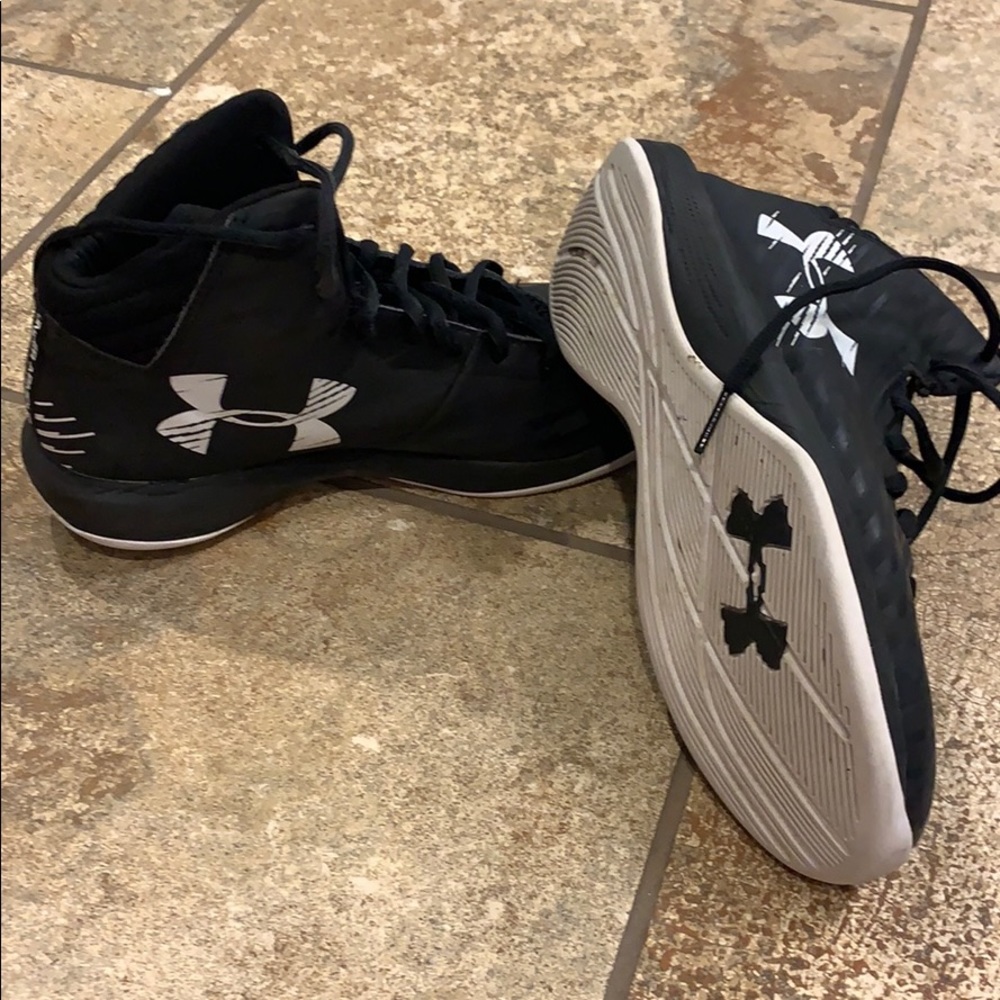 Kids black/white under armor basketball shoes 4.5